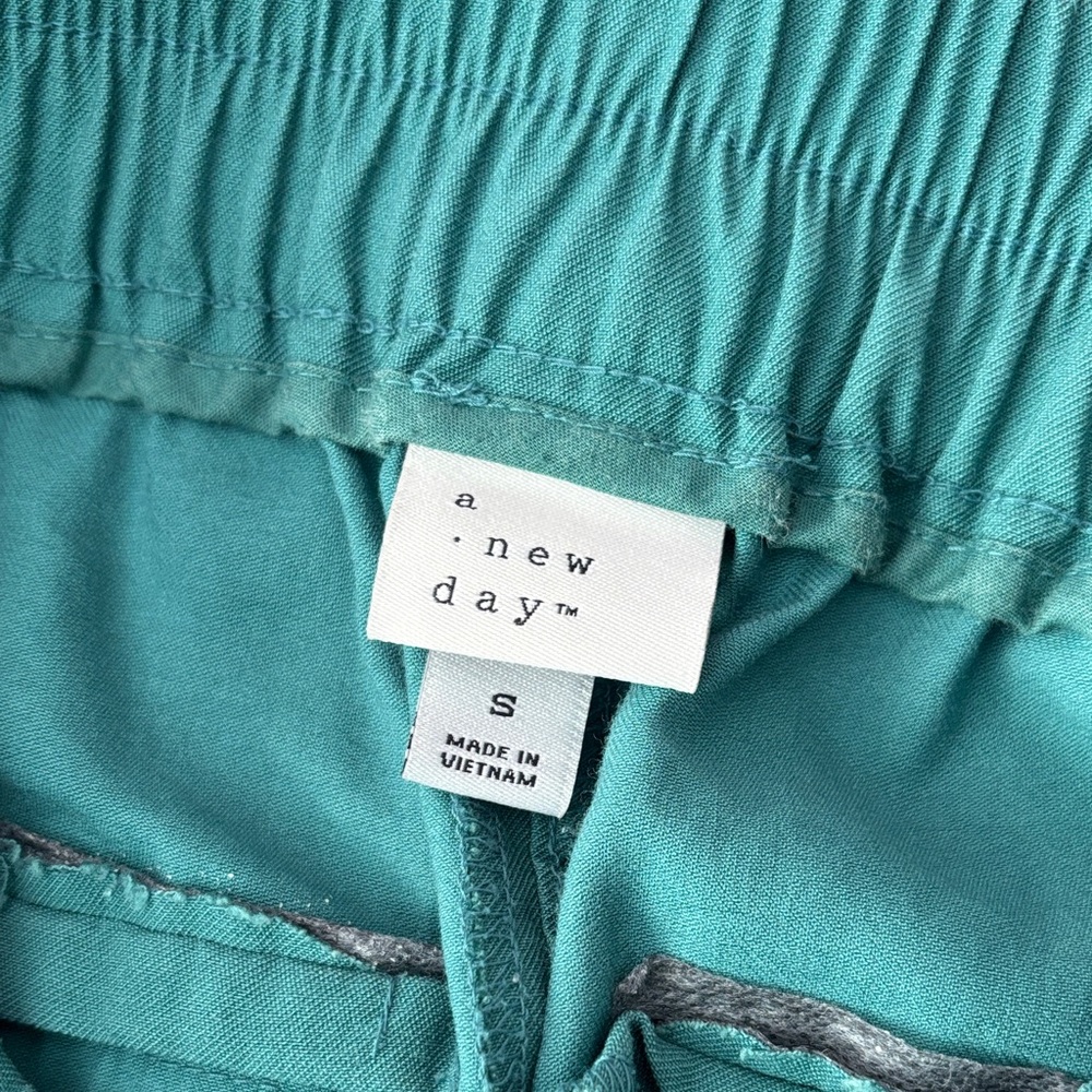 Women’s Green Cargo Jogger Pants - Picture 5 of 5